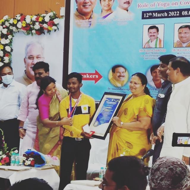 टिकेश्वर पटेल को विश्व रिकॉर्ड बनाने पर छत्तीसगढ़ बाल विकास मंत्री अनिला भेड़िया द्वारा सम्मान।