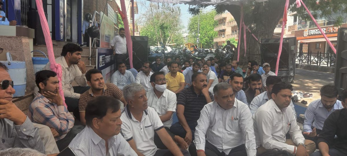 AIRRBEARAJ's tweet photo. अपनी मांगों के समर्थन में RMGB अरेबिया इकाई द्वारा दिनांक 29 मार्च 2022 के एक दिवसीय सांकेतिक धरने को सफ़ल बनाने के लिए सभी अरेबियन साथियों का बहुत बहुत आभार।
सभी साथियों की एकजुटता ने यह सुनिश्चित कर दिया कि आगाज़ इतना शानदार हुआ हैं तो अंजाम भी ऐतिहासिक होगा। @AirrbeaOfficial https://t.co/RmqL7sMaqG