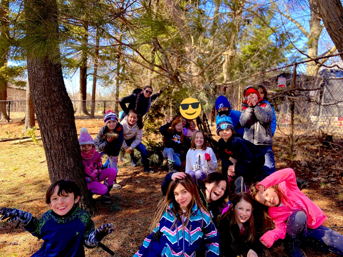 ms_stevenskr's tweet image. Today’s Tinker Tuesday challenge was all about being grounded in Mother Nature, with a focus on naturally made structures. Your Task: as a team can you build a birds nest? @HDSB_smhwb @HDSBKidsLearn @newcentralps