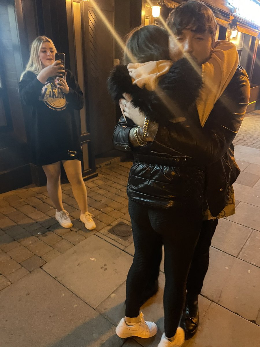 lexxx1606's tweet photo. just met @JamesArthur23 and don’t know what to do with myself😭😭 https://t.co/J6Bye2UvO6