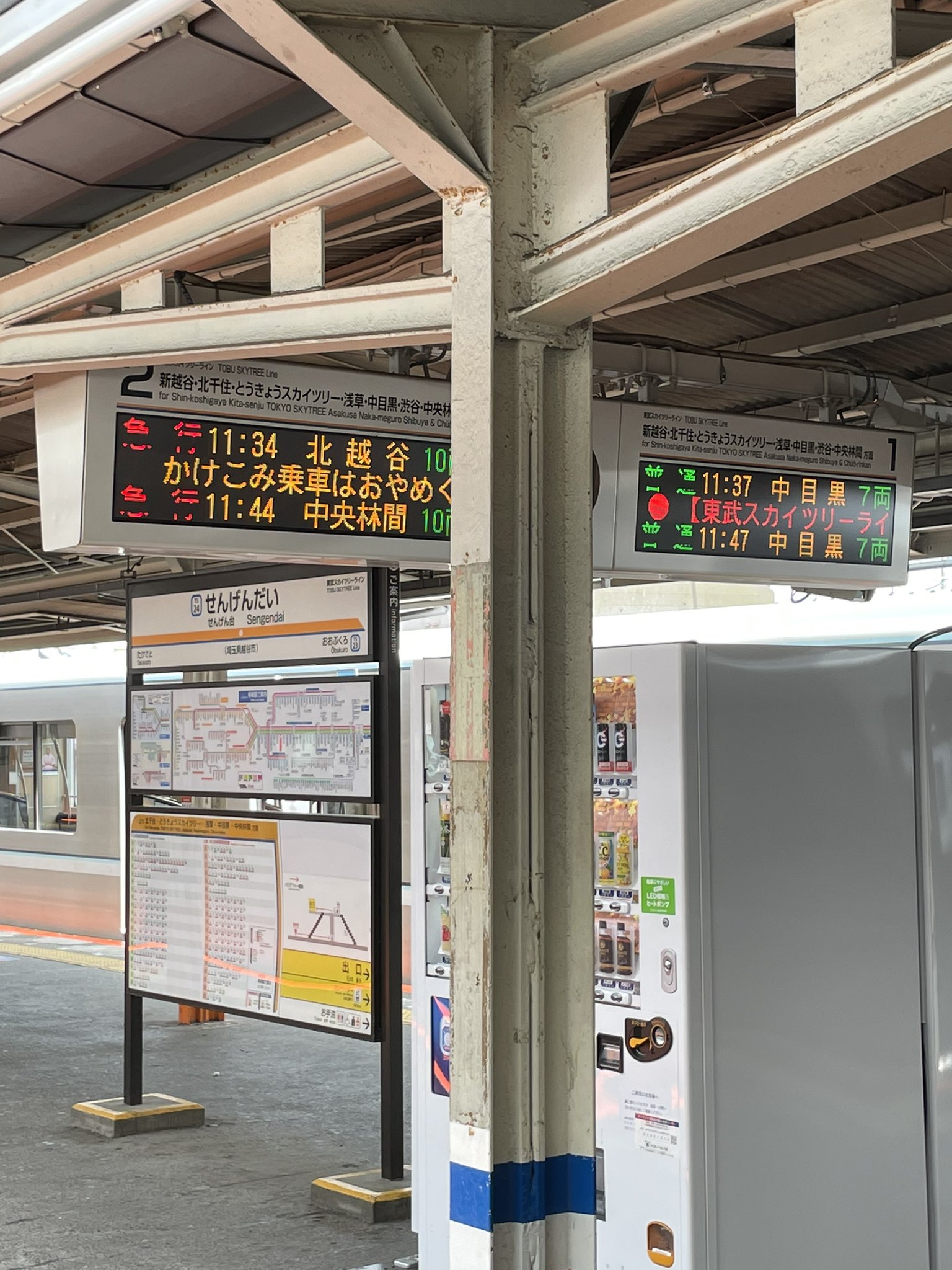 やまてつ 東武スカイツリーライン北千住駅で信号トラブルにより運転見合わせ 乗車してた急行は北越谷駅で降ろされたものの 隣を走る日比谷線直通は動いてたので日比谷線直通で逃れます てことは北千住駅は1階ホームが逝って 3階ホームは正常ってこと