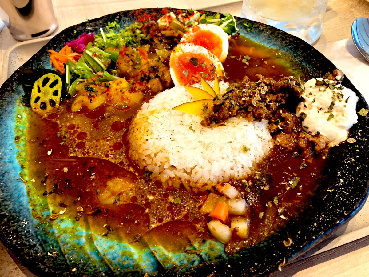 AchanTaetae2's tweet photo. 健康診断が終わったのでガッツリ昼ごはん🍛

#ボタニカリー 
#卵のピクルス https://t.co/B8DeAhG9jC
