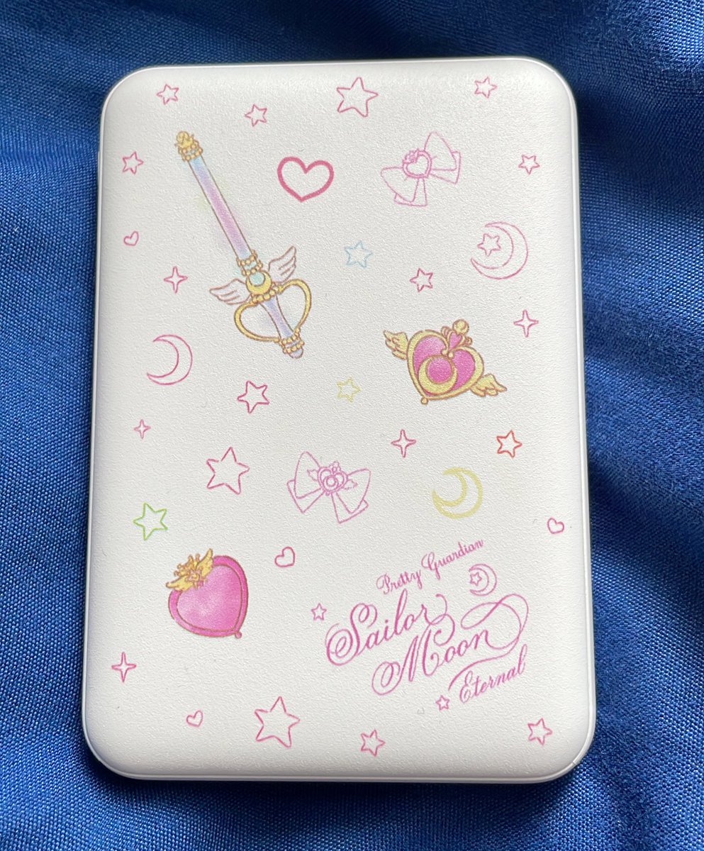 R2K210's tweet photo. 今更ながら3coinsで買ったセラムンのモバイルバッテリーを使ってみたら、満タンに充電してもスマホへ充電してくれない…試しにモバイルバッテリー本体を充電しながらスマホに繋いでみたら充電できる。意味な😂悲しいかな処分です💔 https://t.co/temWwwvxHd