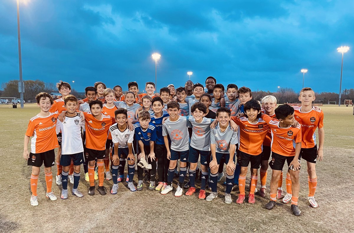 HolocherPaul's tweet photo. Highly enjoyable evening with a great group of young players at the @HoustonSportsPk #CultureofDevelopment  @Rodo_Castilla https://t.co/OKpNIWkIuy