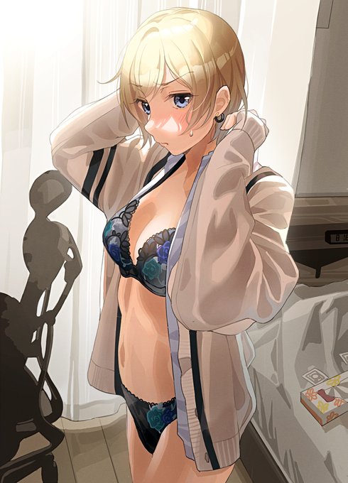 着替えるときだけ恥ずかしがるギャルの彼女 