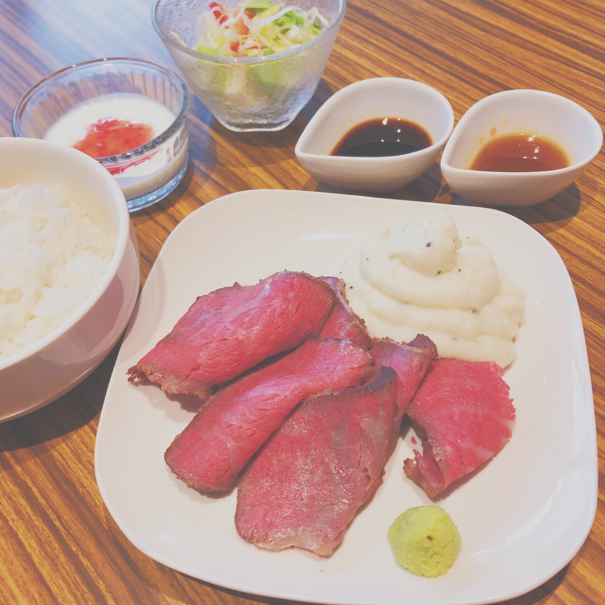 こんにちは
大変ご好評もいただきましたローストビーフなのですが
本日のランチ分は完売となってしまいました。

今晩と明日の夜にご用意できるのは残り5食となります。
売り切れてしまった場合は申し訳ありません。

残り2日となりますが、どうぞ宜しくお願いいたします。