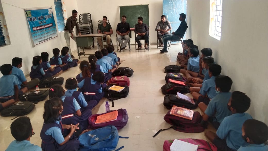 CCgpvs's tweet photo. Meeting with future of India ...Childline 1098 Surajpur feel proud to meet all leader of India... Awareness cum sensitisation among Children..Thanks Surajpur #CGPVS team https://t.co/GT24adF2zx
