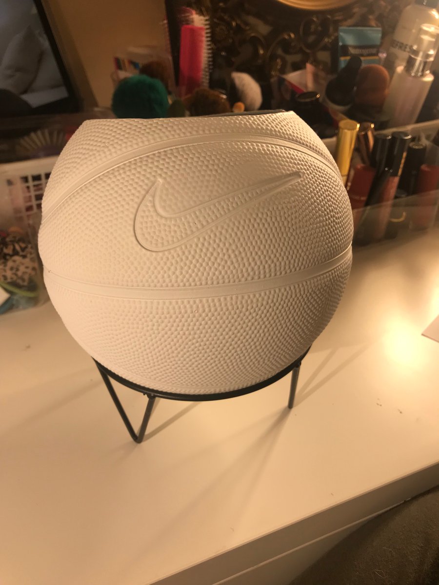 TheBasicArtHoe's tweet photo. #swoosh https://t.co/ufgG0Nimg7