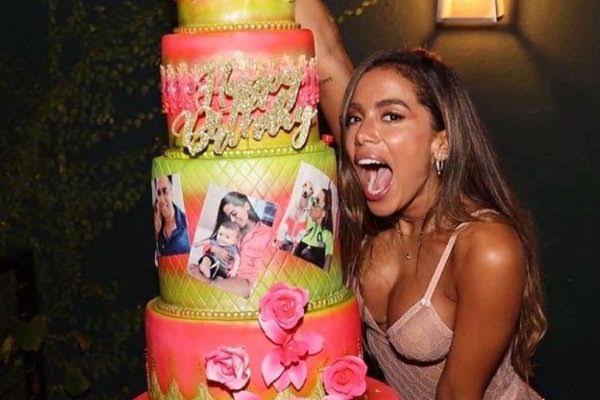 fuckriao's tweet photo. 29 years ago, the BIGGEST Brazilian artist today was born. Little did the little girl in the first photo know, that she would become the biggest Brazilian singer, the #1 on spotify global. #HappyBDayAnitta 💖🦋 https://t.co/WlsGUZoUJg https://t.co/7q3hRrOMNX