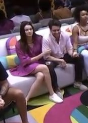 tracklist's tweet photo. 🚨Lucas está de rosa e ao lado de Eslovênia na eliminação. #BBB22 https://t.co/SD3U9ZqilG