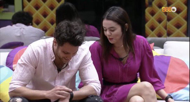 tracklist's tweet photo. 🚨Lucas está de rosa e ao lado de Eslovênia na eliminação. #BBB22 https://t.co/SD3U9ZqilG