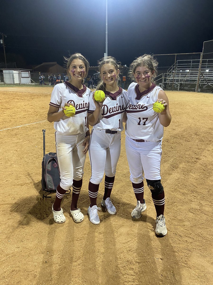 Came up short 8-9,girls played a great game! Want to recognize our homerun hitters of the game Yaya Rodriguez, Kate Featherly, and Allison Dugosh !! Proud of these girls👏🏽👏🏽 #Arabians🥎