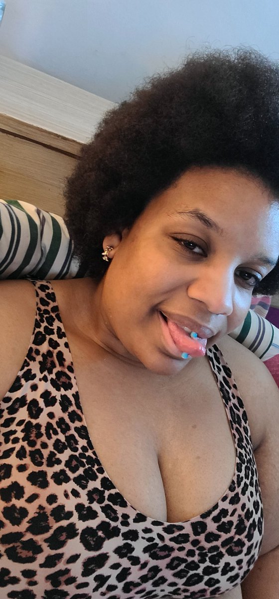 GGthabawselady's tweet photo. Big chilling. It's Titty Tuesday 👅😎 

#galsupportsthis #plussize #NaturalBeauty #afrogoddess https://t.co/unpVOo2B7L