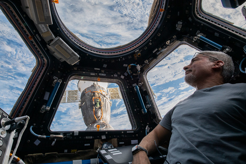 NASA's tweet photo. After breaking the U.S. spaceflight record with 355 consecutive days in space, @Astro_Sabot is set to return to Earth. Watch on https://t.co/z1RgZwQkWS 

- 11:30pm - Farewells &amp; hatch closure 
- 2:45am - Undocking
- 6:15am - Deorbit burn &amp; landing

(All times EDT) https://t.co/fYRxjahokU