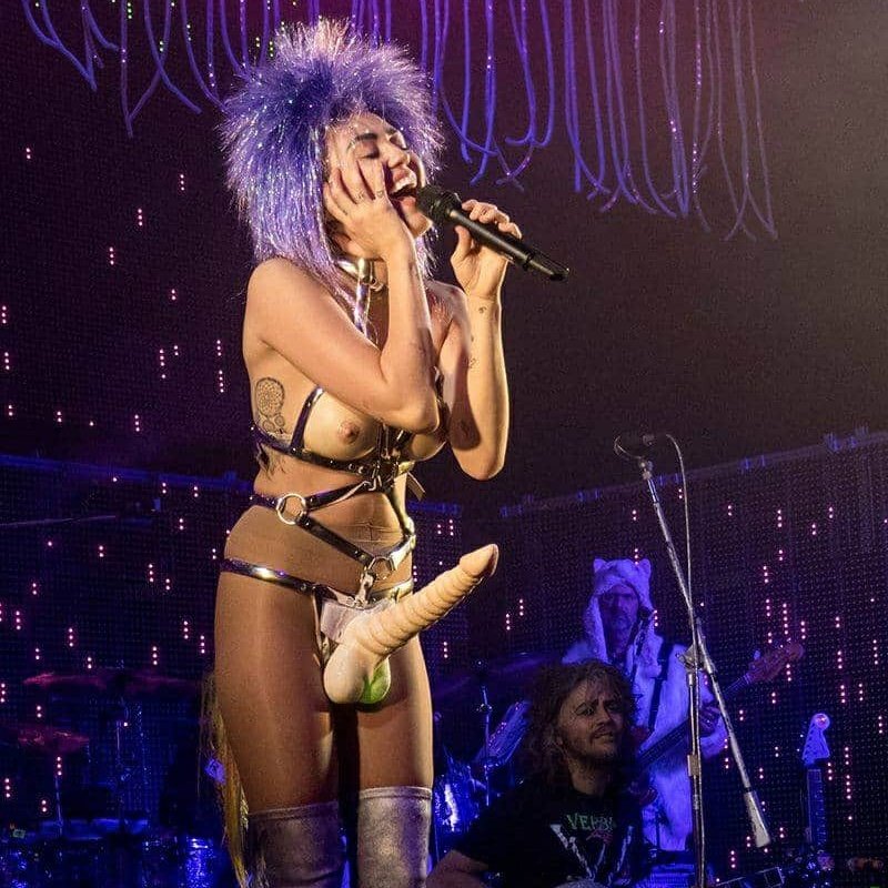 MarkussLeFou's tweet photo. os figurinos da milky milky milk tour https://t.co/HeF0H4rxMI