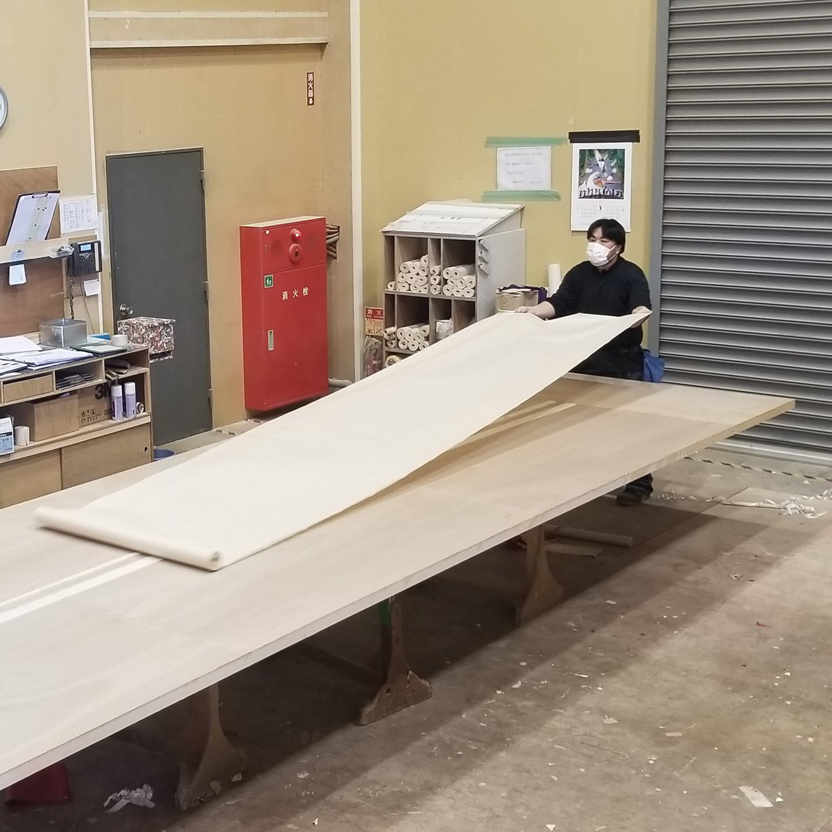 kanai_kanapa's tweet photo. #金井大道具 #製作風景 #経師 #表装 #職人 #craftsman #theater #stagesetup #kanai #sceneshop #tokyo #japan https://t.co/mRkZTDrk35