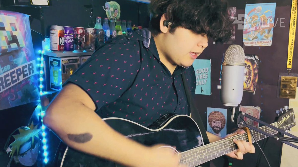 domgamermc's tweet photo. Cantándoles un pedazo de mi nueva canción #DGLIVE https://t.co/aqqWI1T6yd
