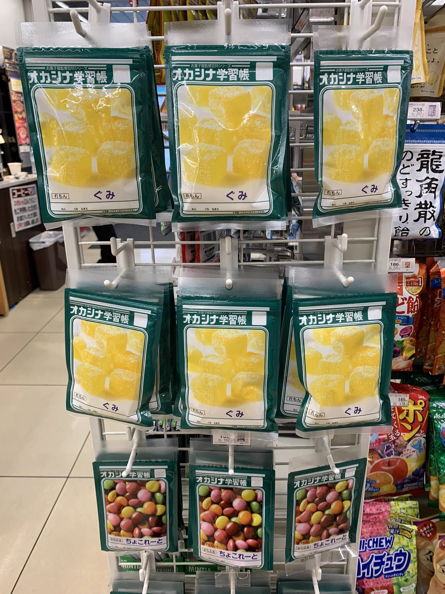 @sweetroad5 みました。一瞬、カオナシかと思いました。 