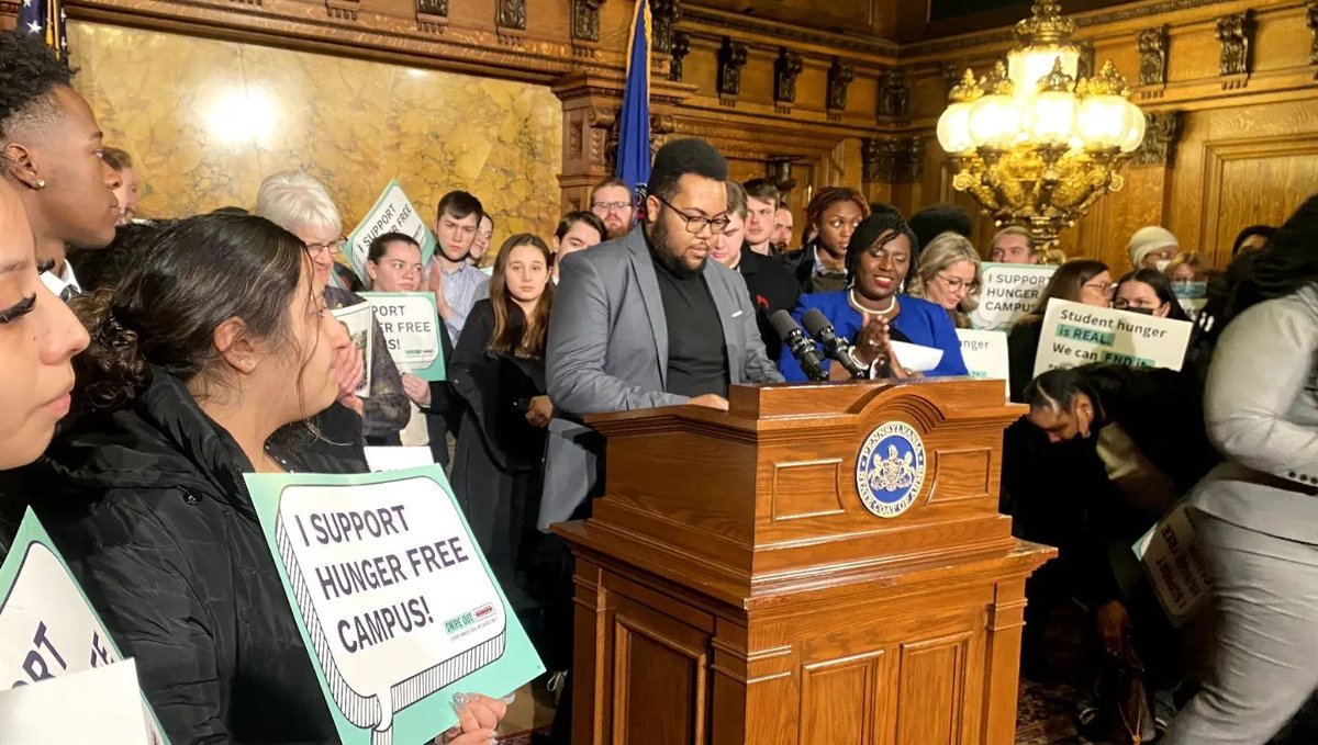RMUArtsHuma's tweet photo. Making us proud everyday 😁
•
#advocate #harrisburg #hungerfreecampus #robertmorrisuniversity #swipeouthunger https://t.co/z7woR71Miq