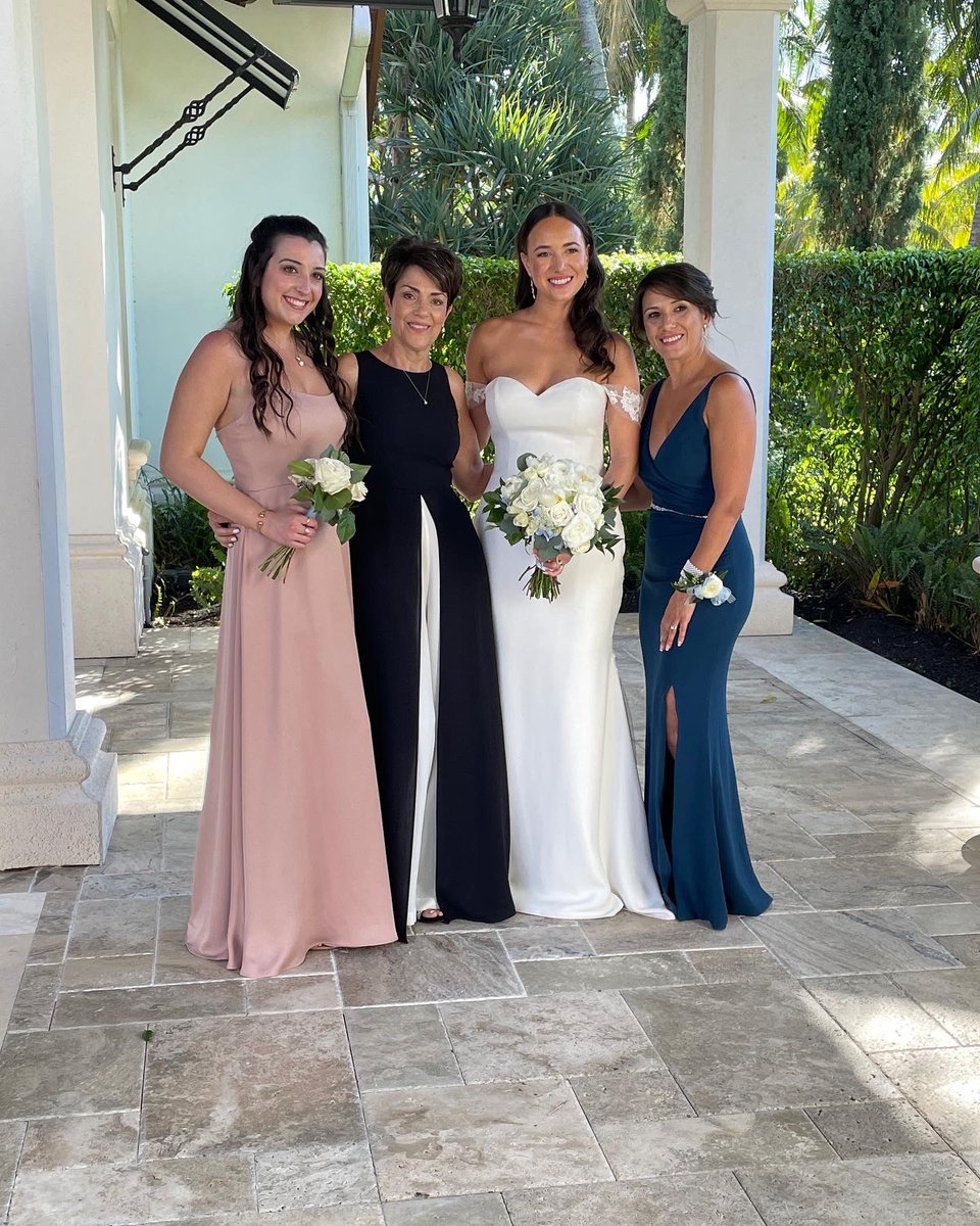 TuneInToHuntoon's tweet photo. Took the weekend off of doing media Relations for @NewBedfordPD to be a bridesmaid in Florida😅😅😅 so happy to have been a part of my childhood bffs special day!! https://t.co/W4TNS15gLS