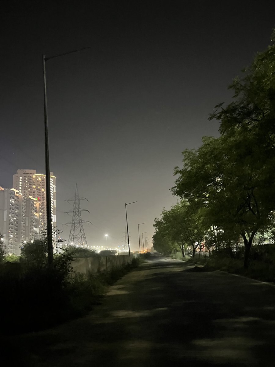 MaddyJaykar's tweet photo. #sector168 #noida, #serious issue need to be resolved. Service road lights not working. Possibility of nuisance and crime, also witnessed an incident. Pfa (In real too much dark). @noida_authority @CeoNoida Please do the needful as soon as possible. https://t.co/nPrcbhvDYQ