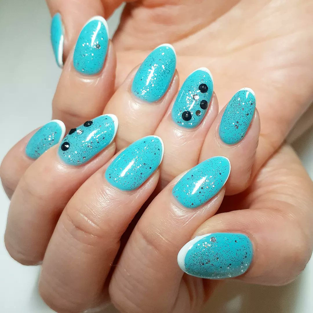 Hitomi 本日のネイル フローズンnail 人気のターコイズカラーに 白のラインがアクセント Select Shop Waltz様とのコラボ企画 店内の一角で ネイルさせていただきました ターコイズネイル ラメネイル ターコイズブルー 推しネイル