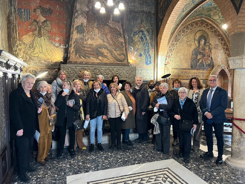 assoaeroarma's tweet photo. #29marzo gruppo dell'Associazione Culturale #SEMPREVERDI con le dott.sse Manuela Bartoli (capogruppo) e Patrizia Sestili in visita al Villino #Douhet, accolto e condotto nei locali del piano nobile della palazzina dal Gen. Rinaldo Sestili, Segretario Generale AAA #AviatoridItalia https://t.co/3jmFCvcoLk