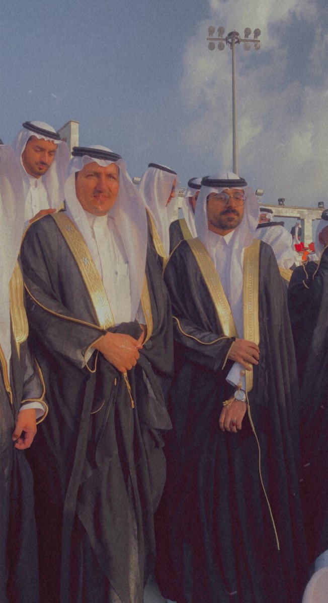 Alshareff_Ahmed's tweet photo. في مثل هذه اللحظات من البهجه دائماً ما تخون الكلمات، ودائمًا ما تعجز المشاعر عن إحتواء نشوة اللحظة، ودائماً دائماً ما تكون الصورة أصدق في التعبير واوجز في إيصال الرسالة،
أسأل اللي لي ولزملائي الخريجين والخريجات التوفيق والسداد ..
والحمدلله على التمام ❤️

#الدفعة_16_جامعة_الباحة https://t.co/PIkMJjobzB