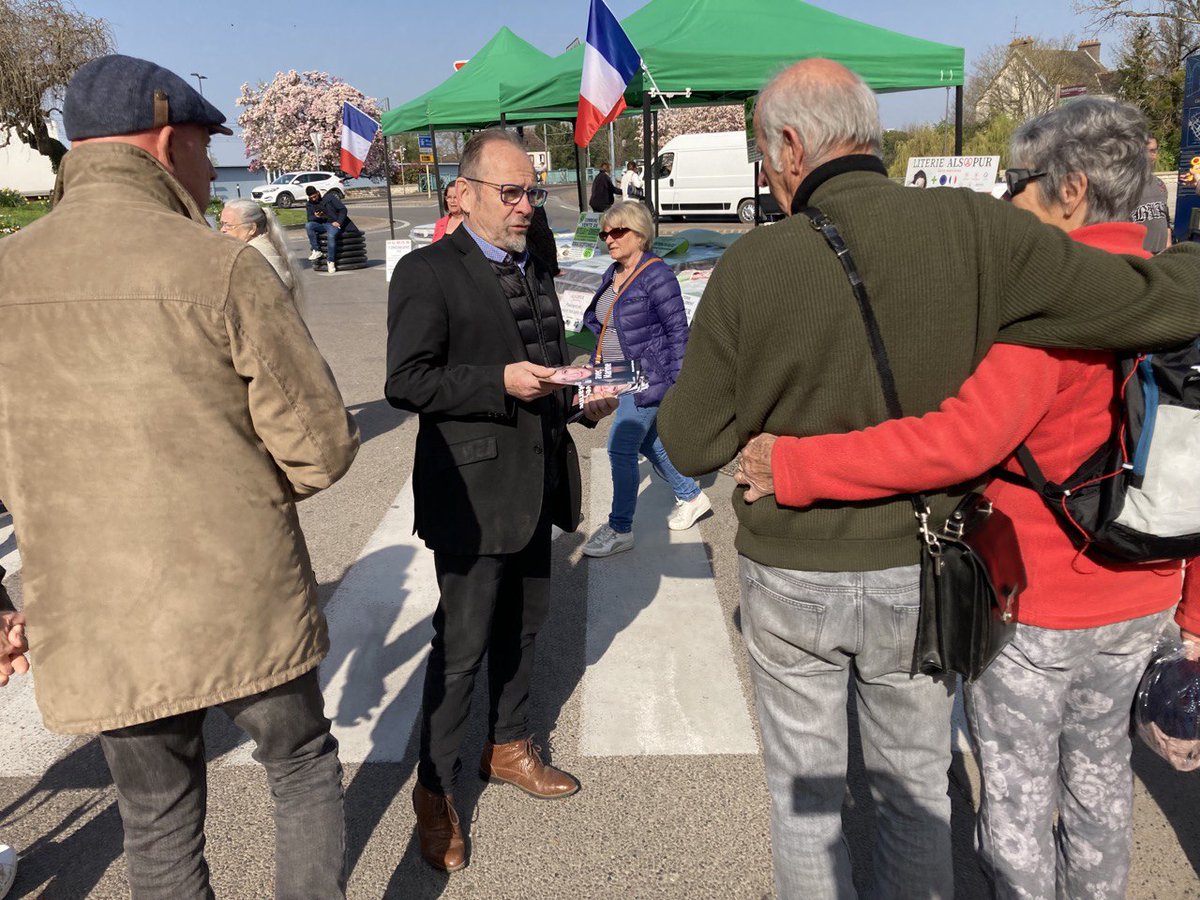 ValerieDeloge's tweet photo. 💹Au marché de Louhans,les bressans ne veulent plus entendre parler de Macron .
🗳️Alors pour qu'une femme d'état soit à l'Elysée,le 10 et 24 avril, votons Marine Le Pen !🇫🇷
Si le peuple vote, le peuple gagne .✌️
#Presidentielle2022 #Marine2022 #MLaFrance #bresse #marchelocal https://t.co/x3GMNIWo7a