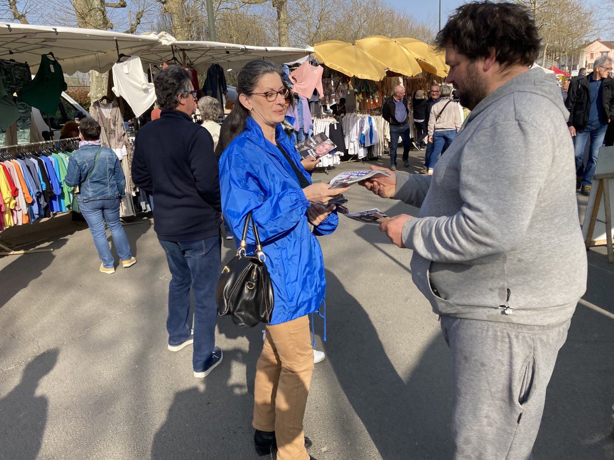 ValerieDeloge's tweet photo. 💹Au marché de Louhans,les bressans ne veulent plus entendre parler de Macron .
🗳️Alors pour qu'une femme d'état soit à l'Elysée,le 10 et 24 avril, votons Marine Le Pen !🇫🇷
Si le peuple vote, le peuple gagne .✌️
#Presidentielle2022 #Marine2022 #MLaFrance #bresse #marchelocal https://t.co/x3GMNIWo7a