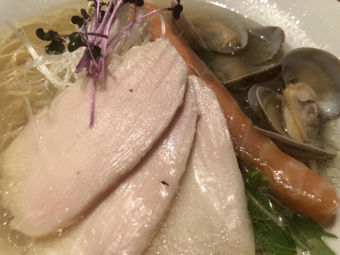 中野『LABO麺』しじみとあさりの塩トリュフらーめん
着丼した時はトリュフの香りがワッと来て、貝の旨味たっぷりのスープと一緒に麺を啜るともうこたえられんです。
低温調理の塩サーモンにスープでだんだん火が入り、部位ごとに塩加減も違ってて、エキサイティングな一杯になっておりました!オススメ 
