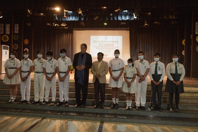 IGEFSO's tweet photo. German Ambassador Walter J. Lindner’s heartwarming visit to DPS, Ranchi sensitizing the young citizens about #climate #change. Book Release by him to celebrate 60yrs Indo-German Celebration. 10K students participated in the painting competition. @AmbLindnerIndia 
#sustainable https://t.co/nBhYQEzuVX