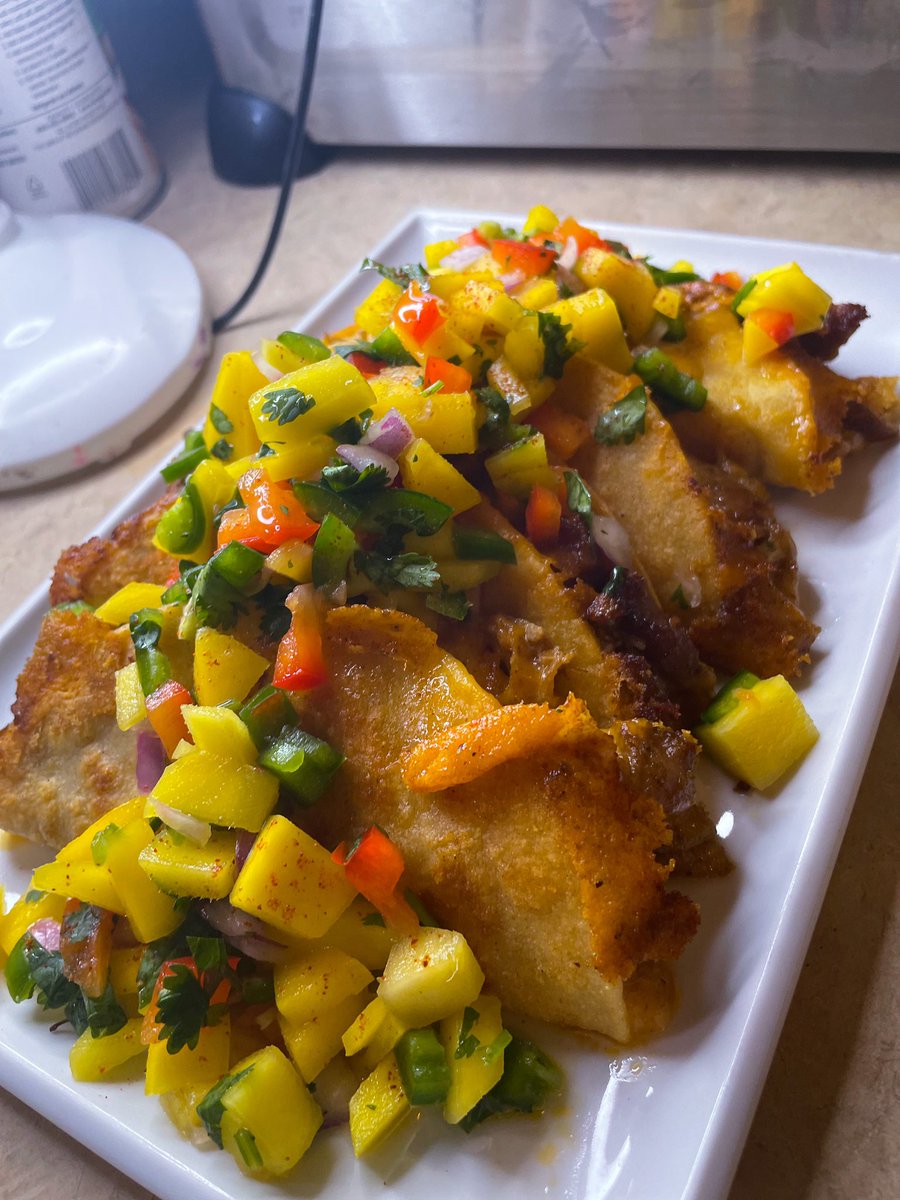 Trece_Kiyah143's tweet photo. Chipotle Chicken Tacos topped w/ Mango Pico 🥰💅🏾 everything from scratch. Idc who likes it I DID MY SHIT 🤣✨💅🏾 #tacotuesday #homecook #basicasf #fakechef https://t.co/zwdGb3amIg