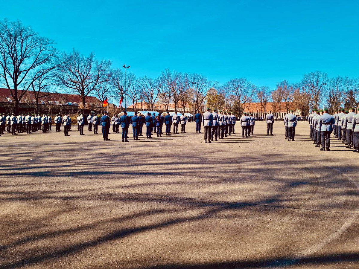 StOffzBw's tweet photo. Ein seltener #Anblick - #Soldatinnen und #Soldaten #Wachbataillon #BMVg und #Stabsmusikkorps der #Bundeswehr beim #Apell zur Übergabe des Verbandes #gestern in der #JuliusLeberKaserne in #Berlin
D. #Sonne hat d. alten u. neuen #Kommandeur einen wunderschönen #Rahmen ermöglicht https://t.co/YsJdo8D4Bb