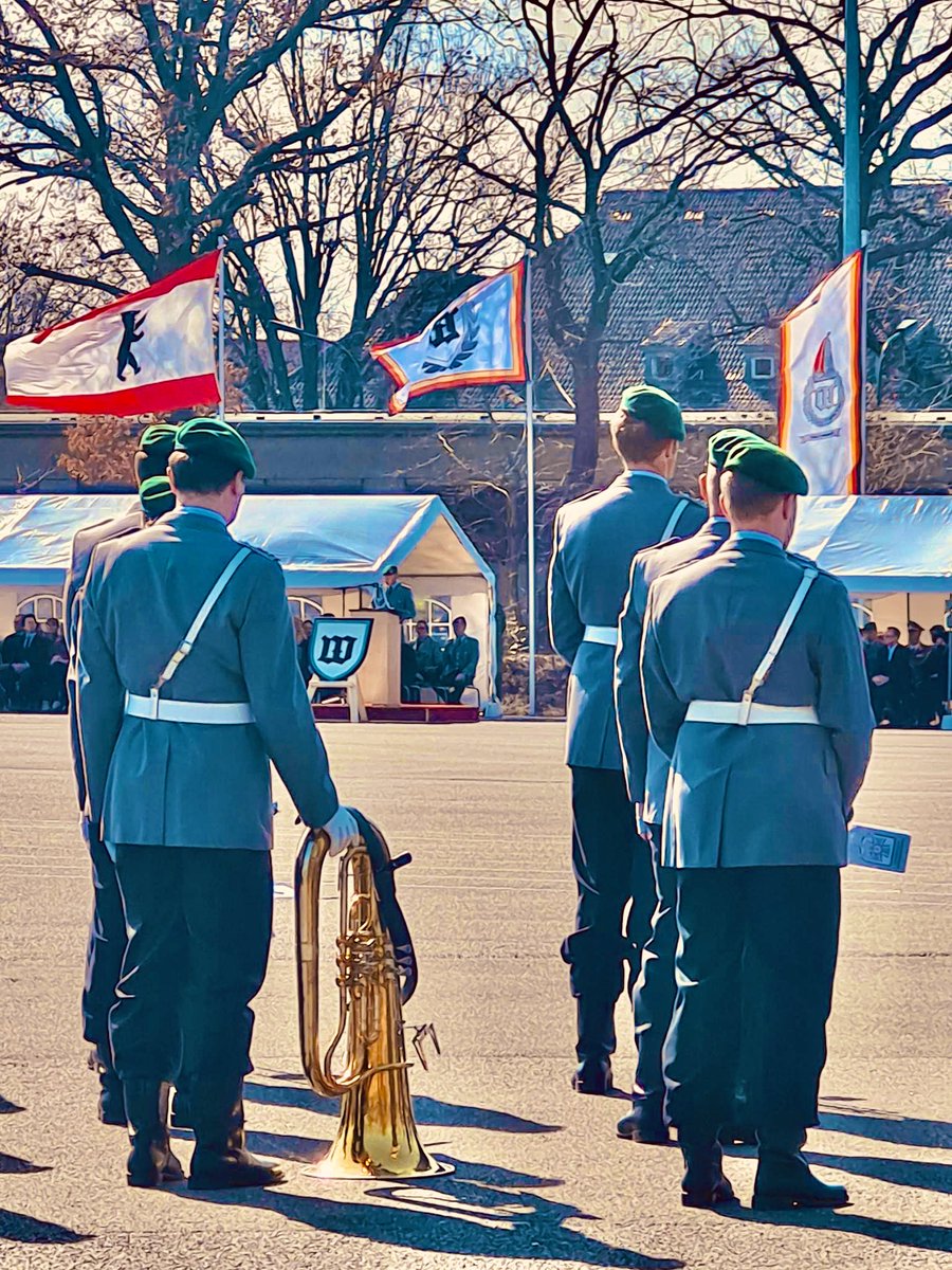 StOffzBw's tweet photo. Ein seltener #Anblick - #Soldatinnen und #Soldaten #Wachbataillon #BMVg und #Stabsmusikkorps der #Bundeswehr beim #Apell zur Übergabe des Verbandes #gestern in der #JuliusLeberKaserne in #Berlin
D. #Sonne hat d. alten u. neuen #Kommandeur einen wunderschönen #Rahmen ermöglicht https://t.co/YsJdo8D4Bb