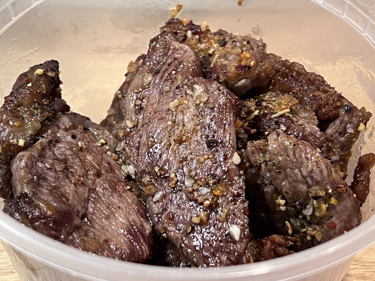mmawifey's tweet photo. In the #airfryer ?🔥
#cooking #eatingathome #airfryer #steak 🥩 https://t.co/Ts6rfCvpsK