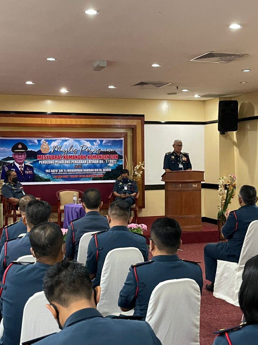 KP_bombaJBPM's tweet photo. 28.3.2022, Sabah : Merasmikan Mesyuarat Komandan dan Penolong Pengarah Bahagian Latihan Bil.1/2022 di Hotel Seafest, Semporna pagi ini. https://t.co/cIyeVePq0n