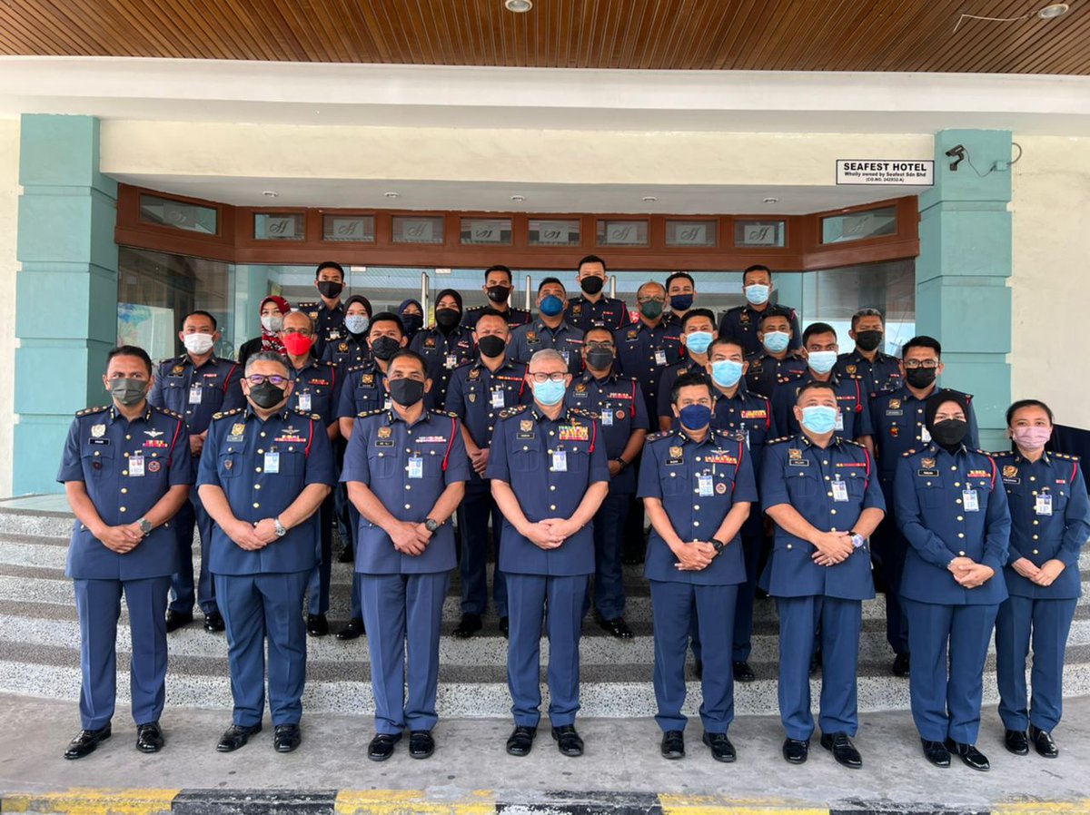KP_bombaJBPM's tweet photo. 28.3.2022, Sabah : Merasmikan Mesyuarat Komandan dan Penolong Pengarah Bahagian Latihan Bil.1/2022 di Hotel Seafest, Semporna pagi ini. https://t.co/cIyeVePq0n
