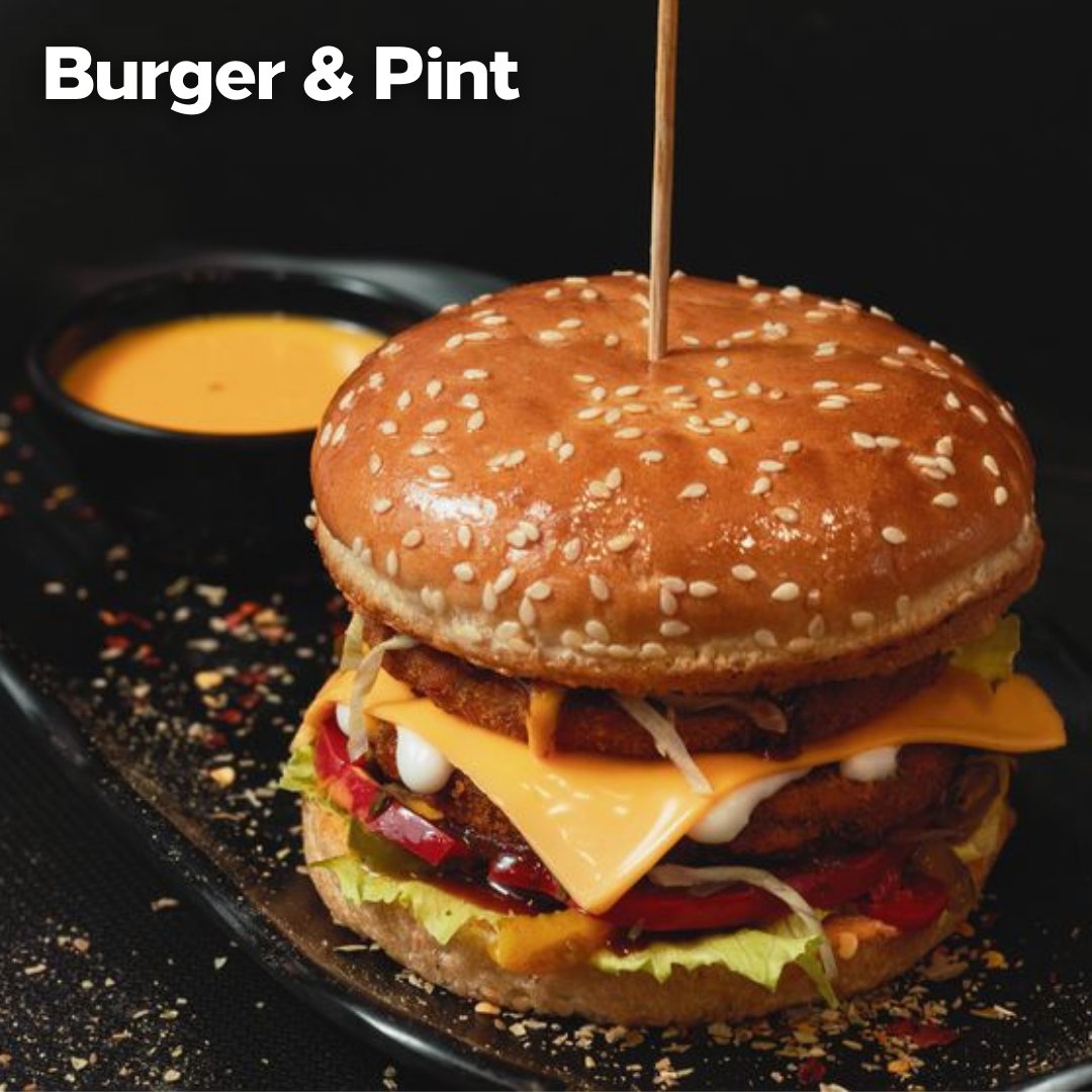 HiltonPyramidsG's tweet photo. Relax and be seated while we serve you rounds and rounds of our Burger &amp; Pint 😋 😋 

Book your table now at 01000593596

#Burger #beer #foodlovers @tasteofhilton https://t.co/5D5zQ7Qvpo