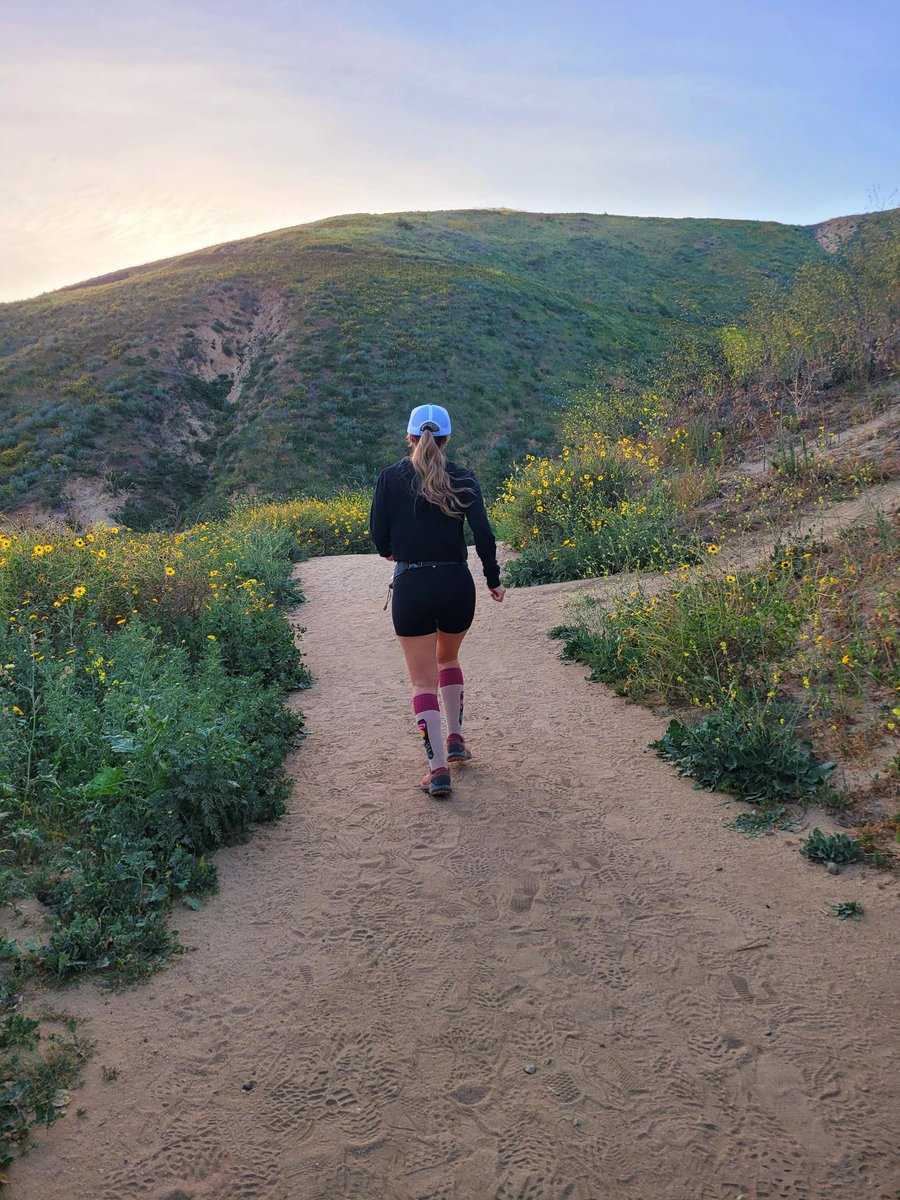 Lorena6712's tweet photo. Much needed hike!
Great Week, amazing sunset!
Follow our page 👇👇👇IG 
#Girls_Stomping_Grounds_Vta 
#MentalHealthMatters #Mentalhealth #asdslife #MentalHealthAwareness #healthylifestyle ⛰️🥾🌅🌞 #healthyliving #outdoors #hikemoreworryless #hiker https://t.co/E8pmXUsFtN