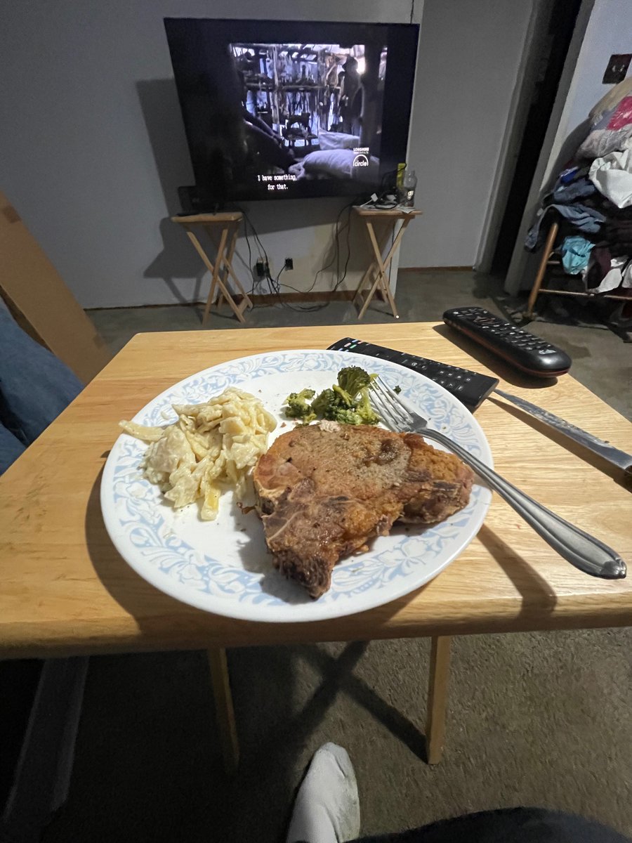 gdi_ag's tweet photo. Supper in the dorm room. Fried pork chops, broccoli and noodlez.  
#2ndhelping
#damngood
#itislate https://t.co/AEK4qEUstp
