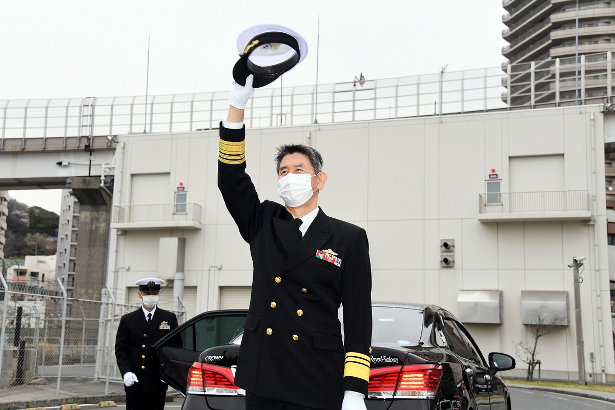 【横須賀地方総監離任式】
３月２９日（火）に、 #横須賀地方総監（海将　酒井　良）の離任式を実施しました。
総監は、指導方針として「精強・即応」「持　続」「スピード感」を掲げていました。
次の配置は、第３５代 #海上幕僚長 です。
#海自横須賀 #平和を守る仕事
