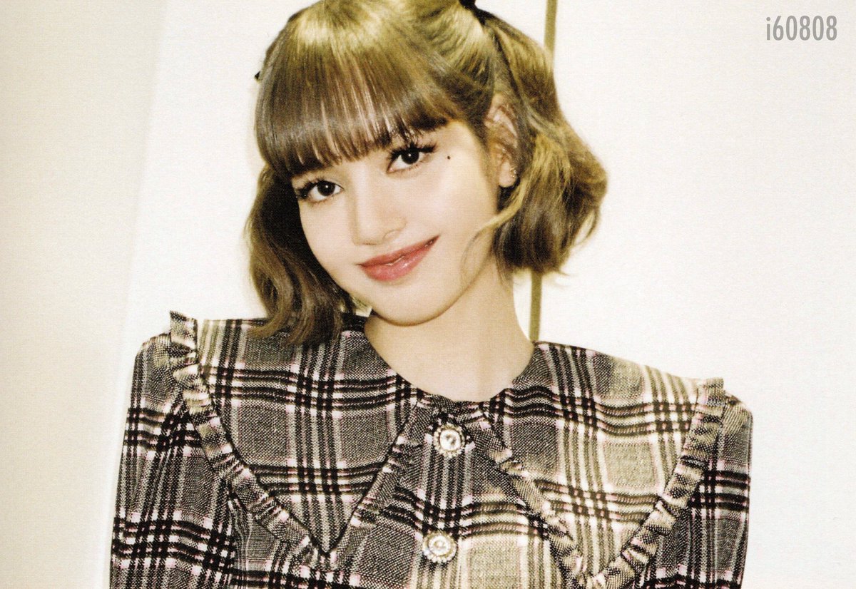 BBU_BLACKPINK's tweet photo. WE LOVE YOU LISA💛 @BLACKPINK https://t.co/YB0KPnvvdC