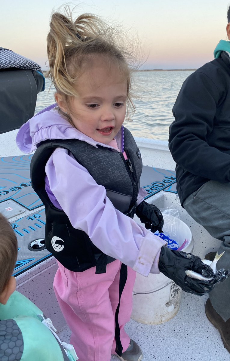 CherokeeRamsey's tweet photo. Baiting jugs (when daddy asks)
Shoulder shrugs (when momma asks anything) 🚤🎣 https://t.co/CJUdmxKWWF