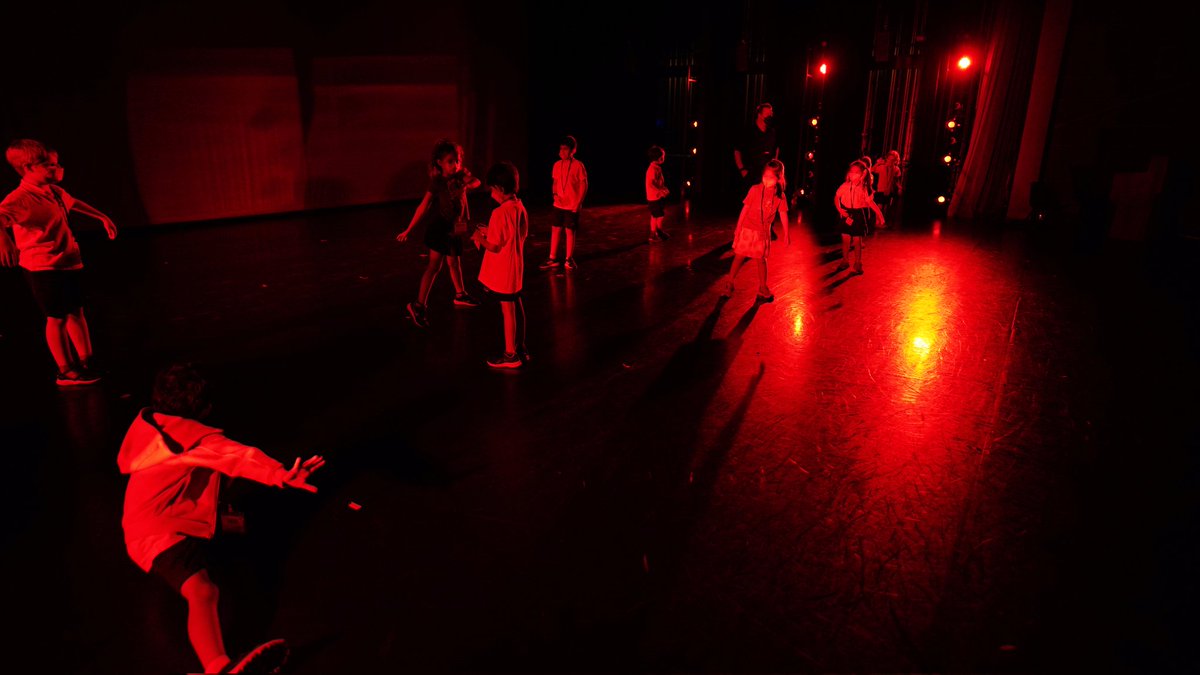 davidleeedtech's tweet photo. Mr. Gilliam turned on the side lights to help create longer shadows of the performers.
#pblchat #pbl #projectbased #ngsschat #ngss #stem #stemed #steamchat #steamed #stemchat #AppleEDULeaderChat #googleei #appleeduchat #EdTech #EdTechChat #WeAreCUE #sasedu https://t.co/w8iZiI92Pc