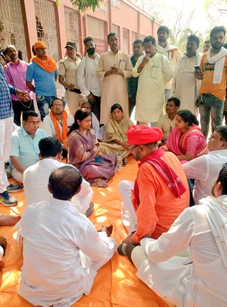 LovelyAnand_'s tweet photo. "हम न्याय चाहते हैं,मुआवज़े की भीख नहीं!"
—लवली आनंद

पूर्वसांसद श्रीमती लवली आनंद जी आज आरा #जगदीशपुर पहुंच कर बाबू वीर कुंवर सिंहजी के परिवार वालों से मिलीं एवं शोक जताते हुए उन्होंने सरकार को चेतावनी दी और कहा कि जल्द से जल्द दोषी गिरफ्तार हो और स्पीडी ट्रायल चलाकर फांसी मिले https://t.co/VGha1elWZk