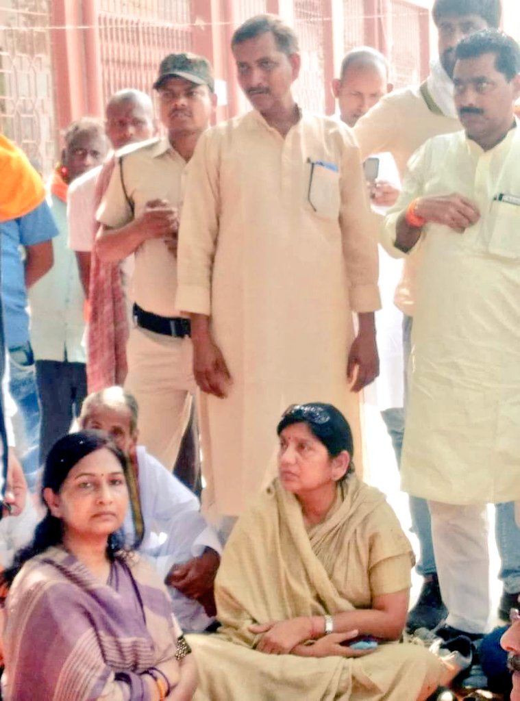 LovelyAnand_'s tweet photo. "हम न्याय चाहते हैं,मुआवज़े की भीख नहीं!"
—लवली आनंद

पूर्वसांसद श्रीमती लवली आनंद जी आज आरा #जगदीशपुर पहुंच कर बाबू वीर कुंवर सिंहजी के परिवार वालों से मिलीं एवं शोक जताते हुए उन्होंने सरकार को चेतावनी दी और कहा कि जल्द से जल्द दोषी गिरफ्तार हो और स्पीडी ट्रायल चलाकर फांसी मिले https://t.co/VGha1elWZk