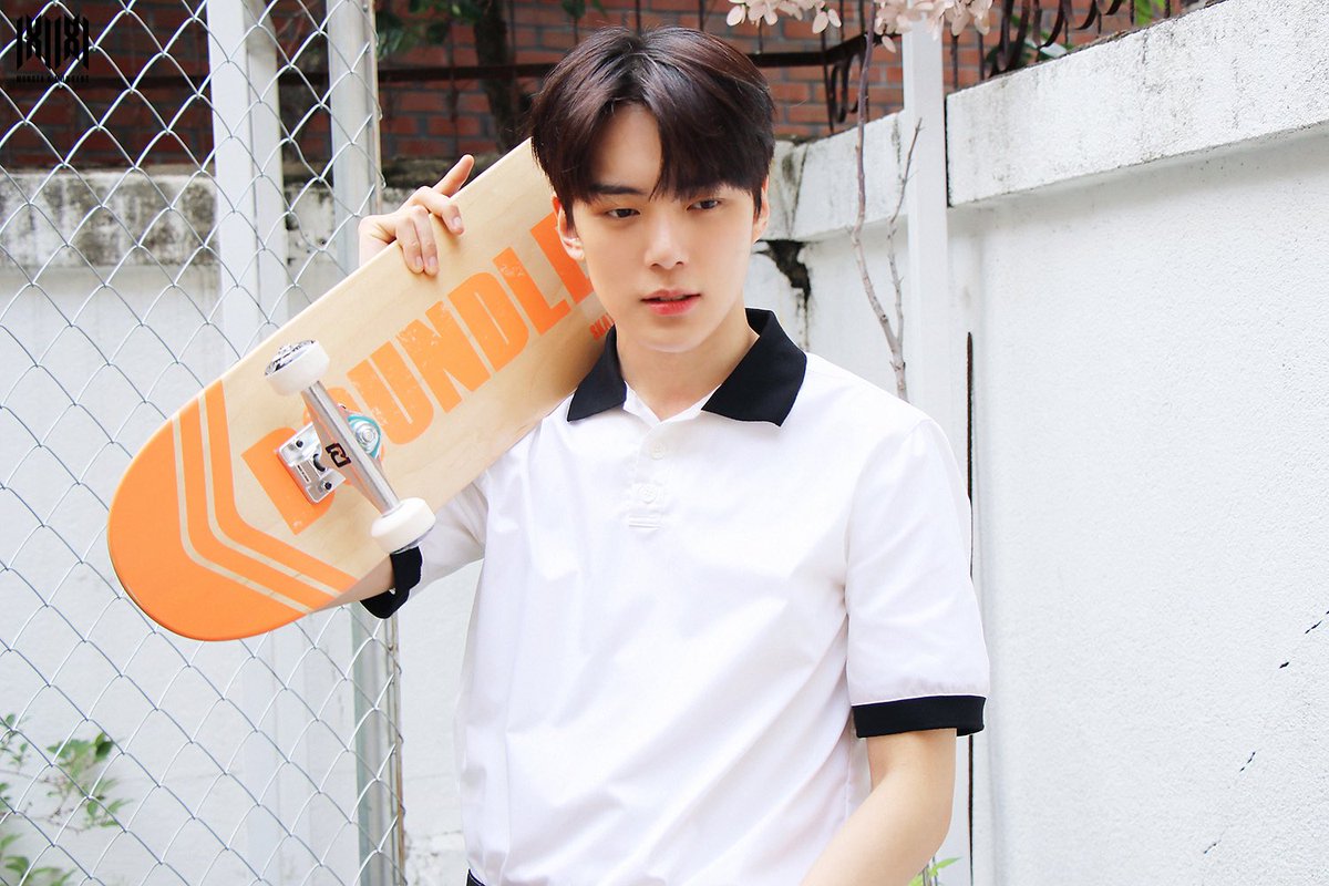 mhrated's tweet photo. season's greetings behind #민혁 #MINHYUK https://t.co/UG0TJ8DyYH