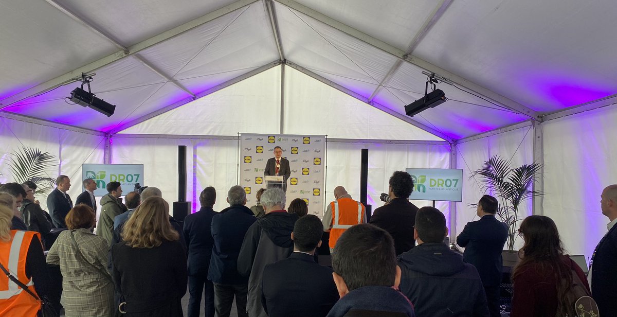 AneeObjFrance44's tweet photo. #carquefou inauguration plateforme régionale @lidlfrance avec station recharge hydrogène @Lhyfe_hydrogen @plugpower1 #DR07 Lidl allocution maire @dubettiervero https://t.co/Cin5O68QkH