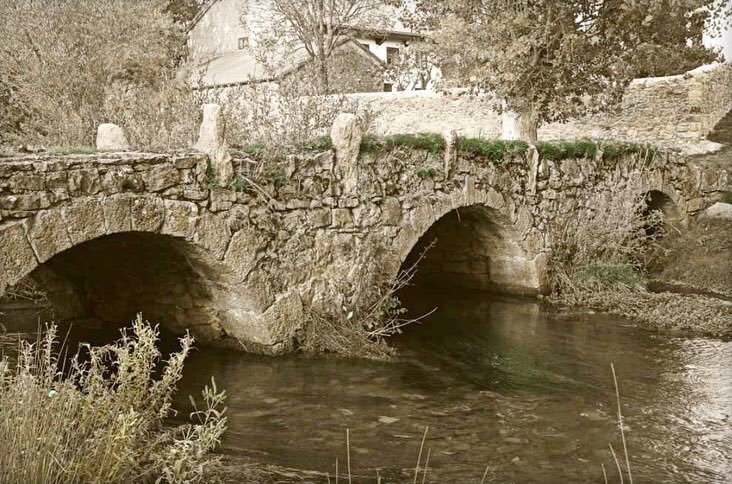 CunaEbro's tweet photo. De puente a puente y tiro porque me lleva la corriente.
Puentes históricos que unen caminos, acercan lugares y conectan personas.
Estos son los de #Argüeso, #Riaño y #Salces,en la Hermandad de Campoo de Suso.
#CunaDelEbro
#CampooDeSuso
#CastilloDeArgüeso
#Puente
#Cantabria https://t.co/yNk7oJZVpA
